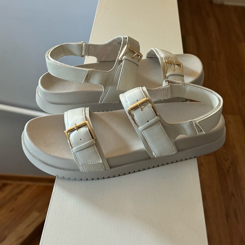 Brand new”Madden girl”shoes for women.Size-10,color-light beige/gold🤍